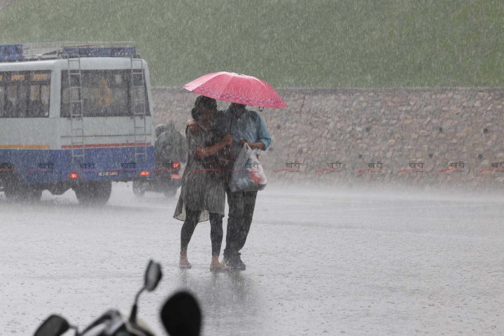 भारतको महाराष्ट्रमा लगातार पाँचौं दिन भारी वर्षा, मुम्बईसहित आठ जिल्लामा रेड अलर्ट