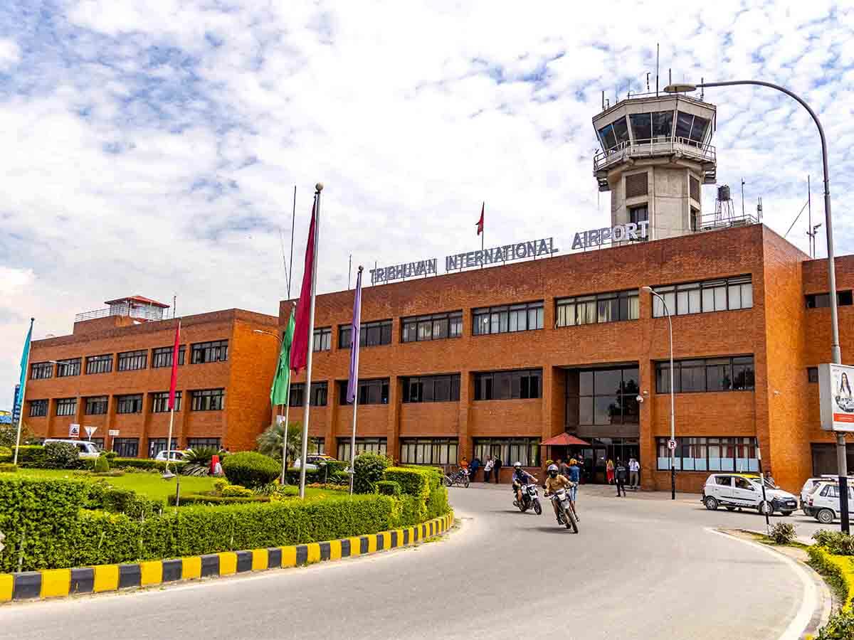 त्रिभुवन विमानस्थलका अध्यागमन कर्मचारीलाई अनिवार्य ढाका टोपी लगाउन गृहमन्त्रीको निर्देशन