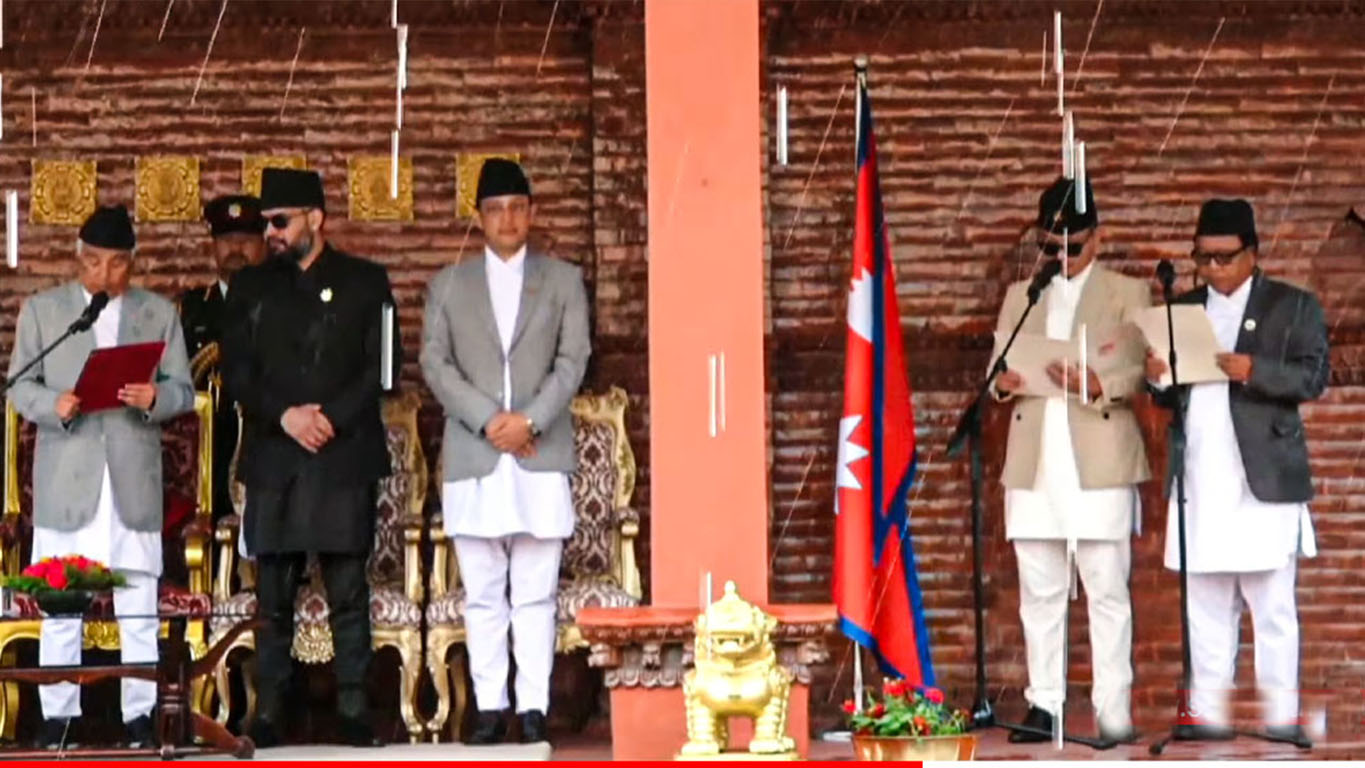 नवनियुक्त मन्त्रीहरु सुधन गुरुङ र महावीर पुनद्वारा पद तथा गोपनियताको शपथ ग्रहण